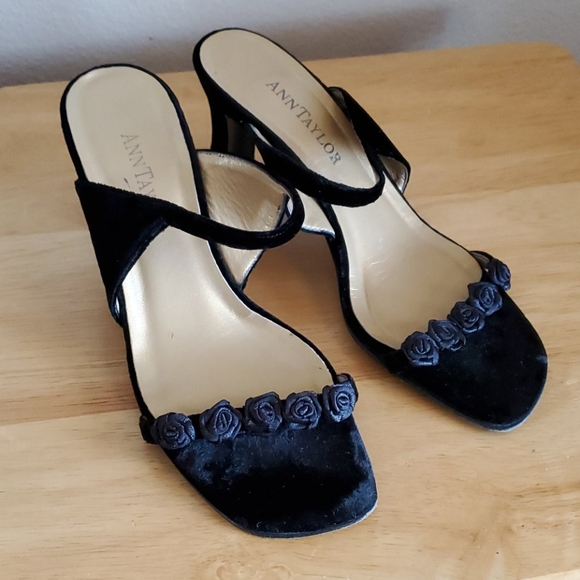 Ann Taylor Black Rose Velvet Heels - Picture 1 of 14